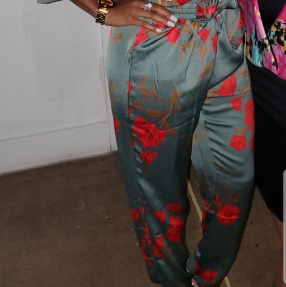 Silk floral 2 piece - Picture 2 of 5